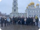 Российские и иностранные студенты у величественного Успенского собора в Тульском кремле