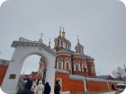Входим  в Успенский Брусенский монастырь в Коломенском кремле