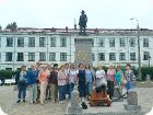 У памятника  Петру I в Архангельске