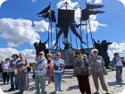 группа у монумента А. Невскому и дружине